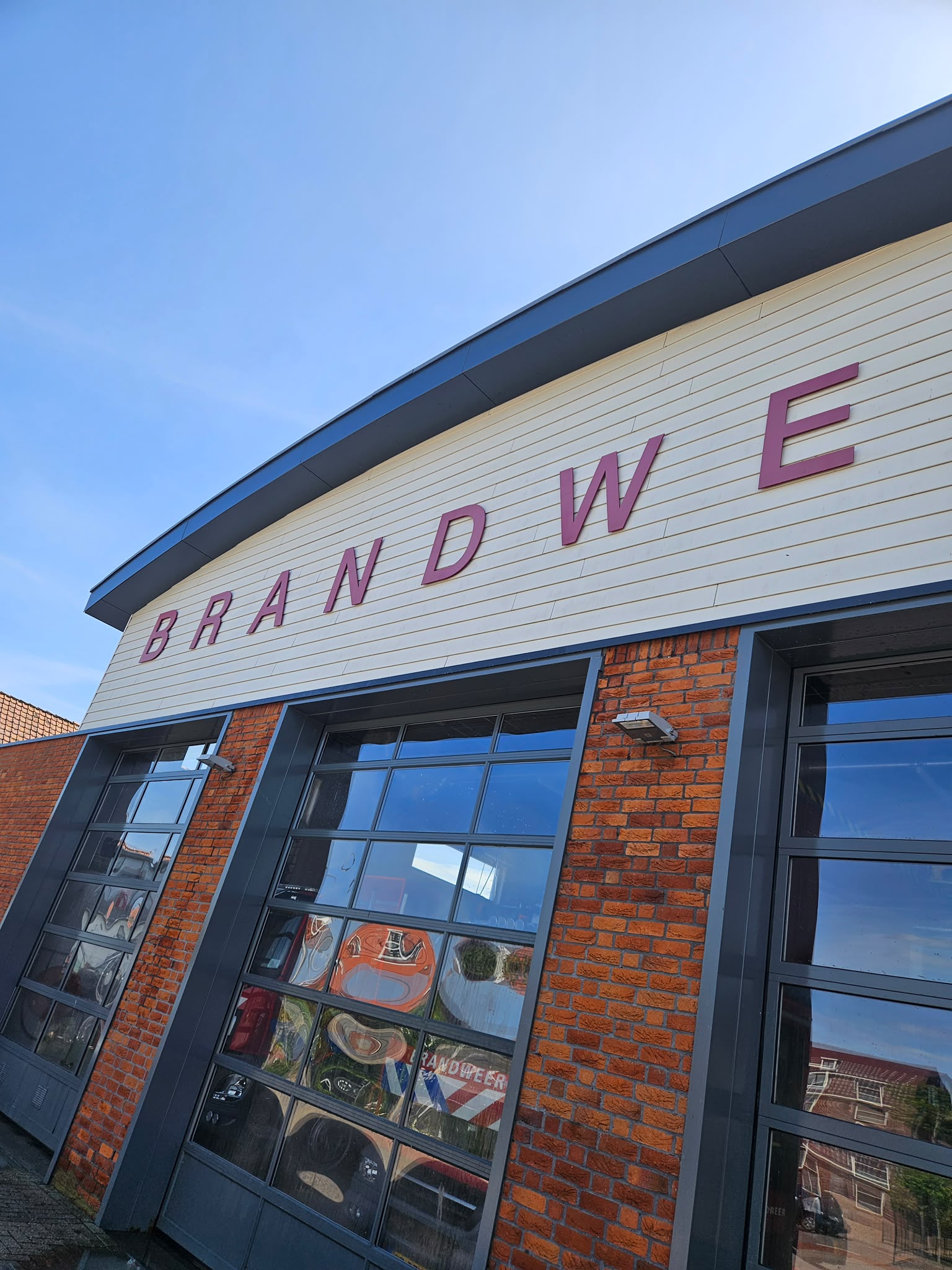 Brandweer kazerne gevel na reiniging