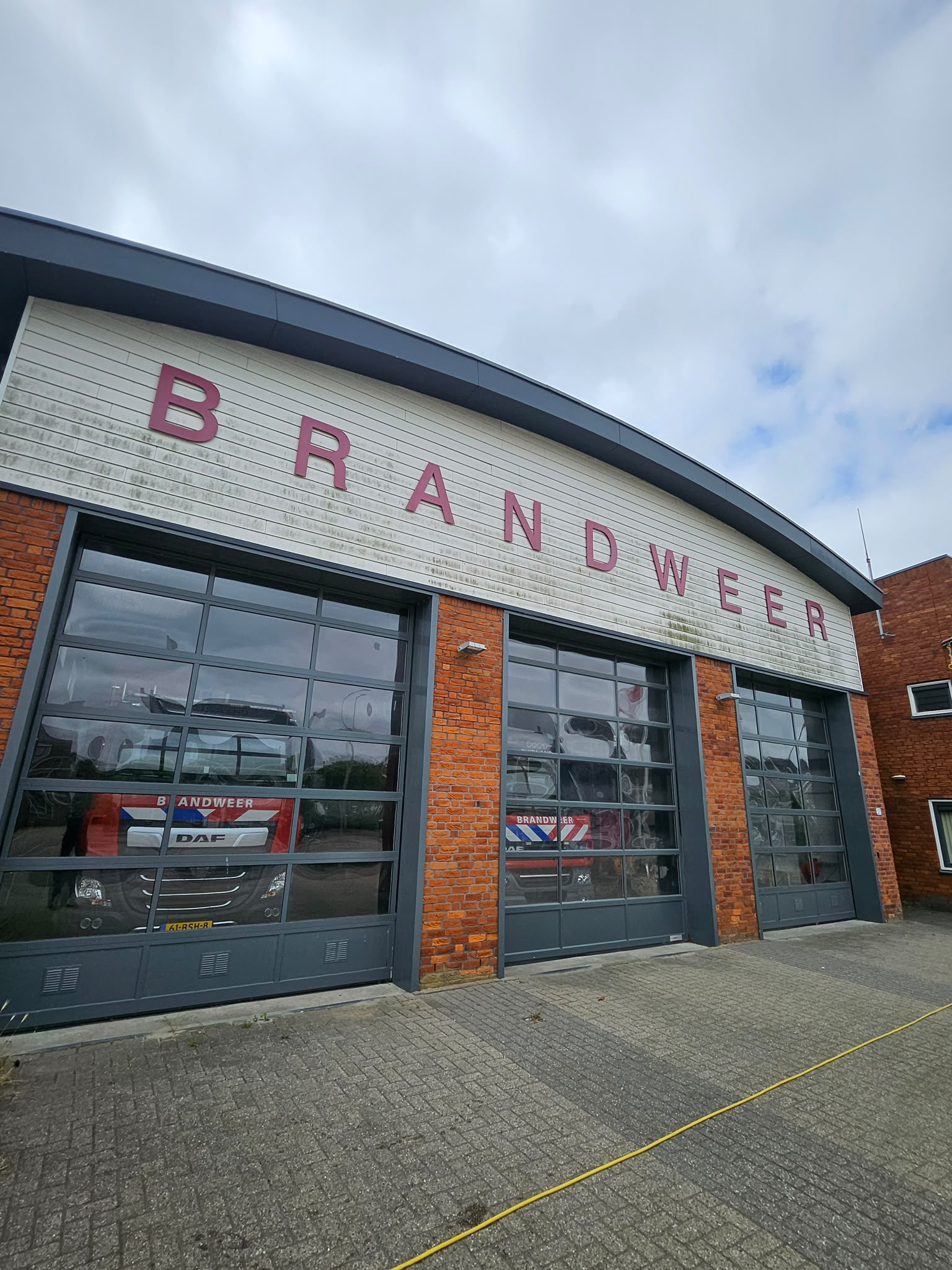 Brandweer kazerne gevel voor reiniging