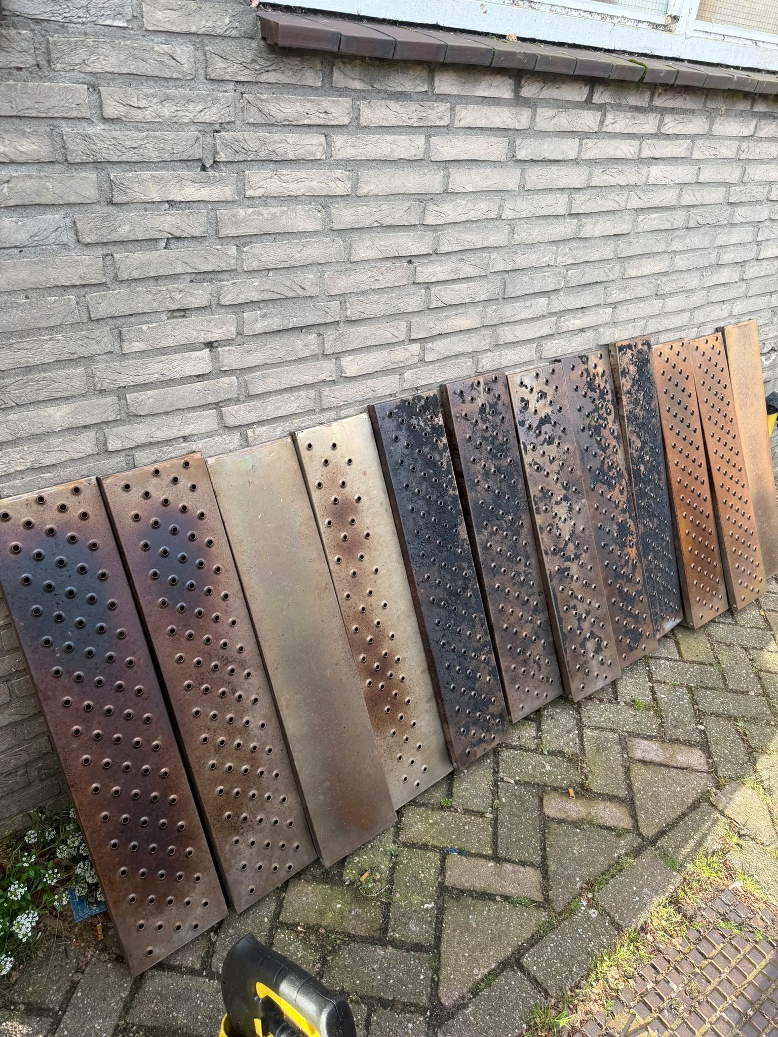 Vieze oven vingers voor reiniging