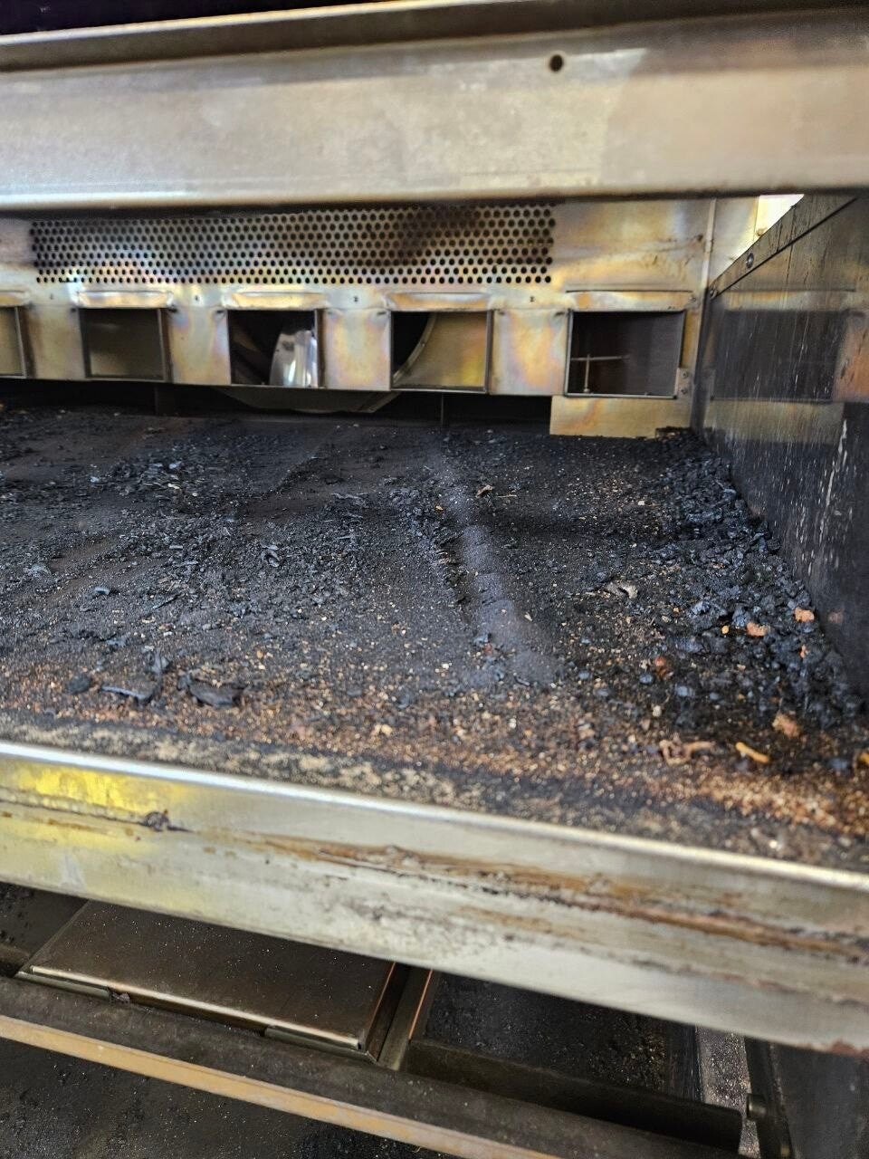 Vieze oven voor reiniging